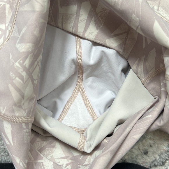 Lululemon Wunder Under High Rise Leggings in Shadow Leaf Light Ivory Muse - Picture 4 of 7